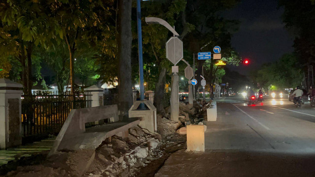Penampakan kursi taman proyek 'lampu pocong' Pemko Medan di Jalan Sudirman, Kota Medan.  Foto: Tri Vosa/kumparan