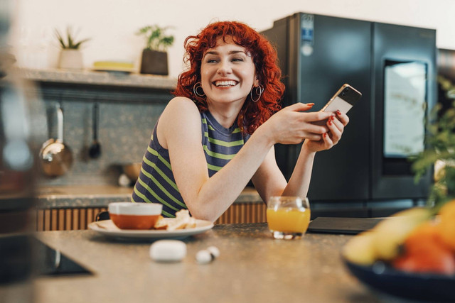 Ilustrasi Caption Lucu Buat Pacar Bahasa Inggris, sumber foto (Samsung Uk) by unsplash.com