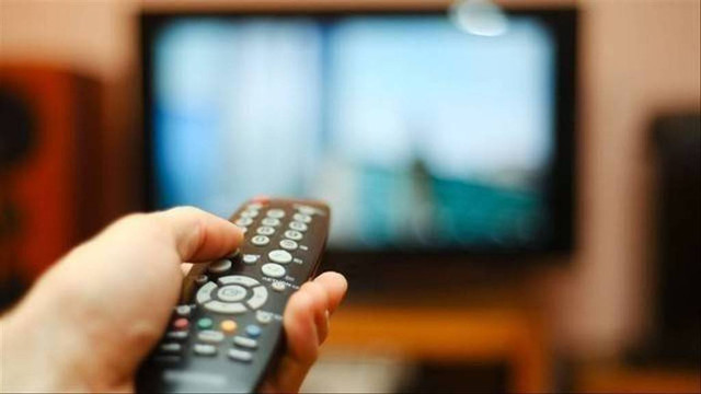 Ilustrasi mencari frekuensi TV digital Tegal. Foto: Shutterstock