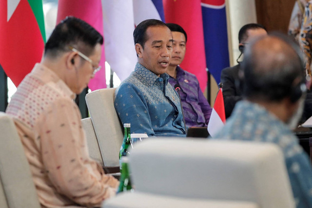Presiden Indonesia Jokowi memberikan paparan saat retreat session Konferensi Tingkat Tinggi (KTT) Ke-42 ASEAN di Labuan Bajo, Manggarai Barat, NTT, Kamis (11/5/2023). Foto: Mast Irham/Pool via REUTERS