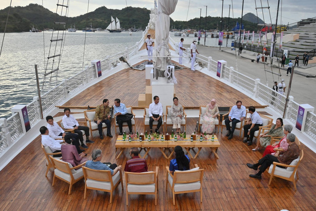 Presiden Jokowi (tengah) didampingi Ibu Negara Iriana Joko Widodo dan sejumlah kepala negara peserta KTT ke-42 ASEAN menaiki kapal pinisi di Labuan Bajo, NTT, Rabu (10/5/2023). Foto: Akbar Nugroho Gumay/ANTARA FOTO