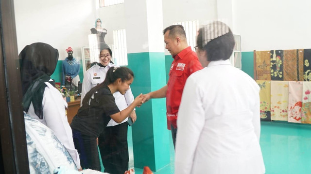 Direktur Jenderal Hak Asasi Manusia (Dirjen HAM) Kementerian Hukum dan HAM Dhahana Putra saat bertemu terpidana mati kasus narkoba asal Filipina, Mary Jane Veloso, di Lapas Perempuan Kelas IIB Yogyakarta, Kabupaten Gunungkidul. Foto: Dok. Kemenkumham DIY