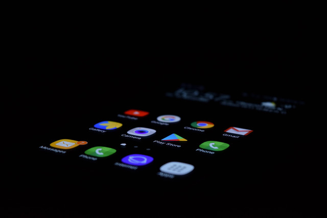 Ilustrasi Cara Mengupdate Play Store. Foto: Unsplash/Pathum Danthanarayana