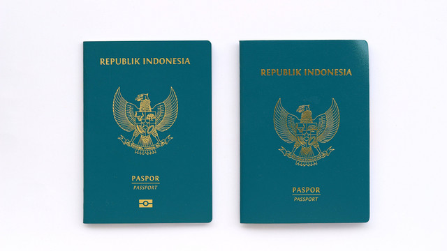 Ilustrasi paspor Indonesia. Foto: Andi WG/Shutterstock