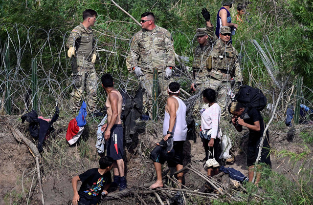 Sejumlah imigran mencoba masuk ke Amerika Serikat (AS) melalui Rio Grande dari Matamoros, negara bagian Tamaulipas, Meksiko pada Rabu (10/5/2023). Foto: Alfredo Estrella/AFP