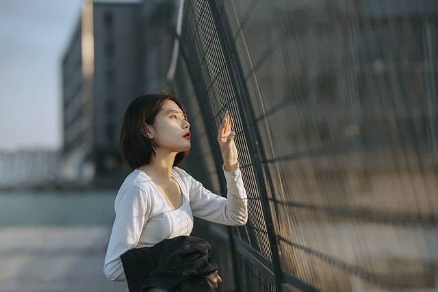 Ilustrasi arti introspeksi diri dalam pacaran. Foto: Pixabay