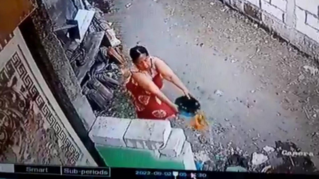 Masriah, tertangkap kamera CCTV menyiram air kencing dan sampah di depan rumah tetangganya, Wiwik, warga Desa Jogosatru, Kecamatan Sukodono, Sidoarjo. Foto: Dok. Istimewa