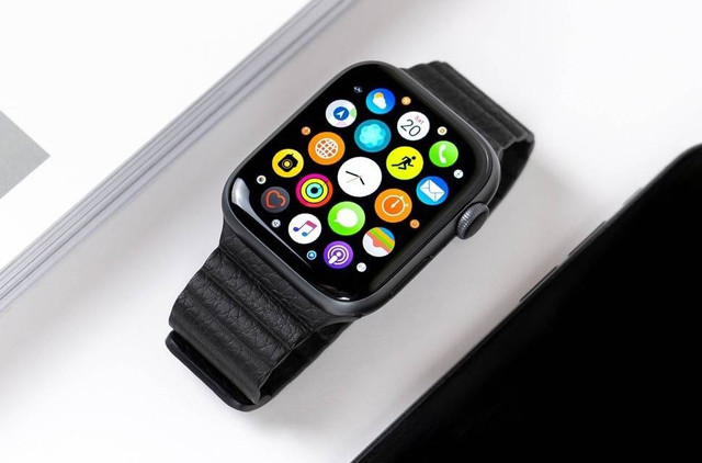 Ilustrasi cara memindahkan Apple Watch ke iPhone. Foto: Unsplash/Daniel Korpai. 