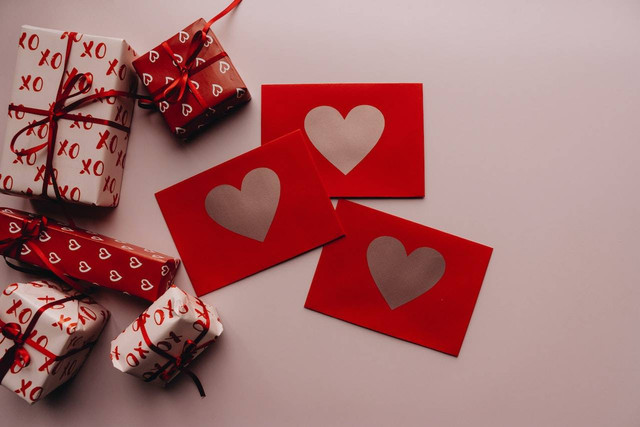 Ilustrasi hadiah wisuda untuk pacar. Sumber foto: Pexels/alleksana.