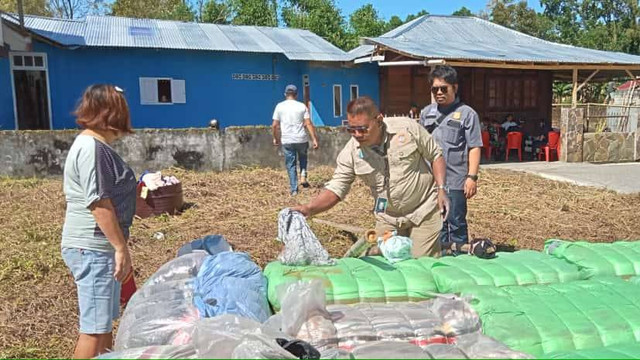 Pemusnahan pakaian bekas asal impor di Minahasa, Kamis (11/3/2023). Foto: Kementerian Perdagangan