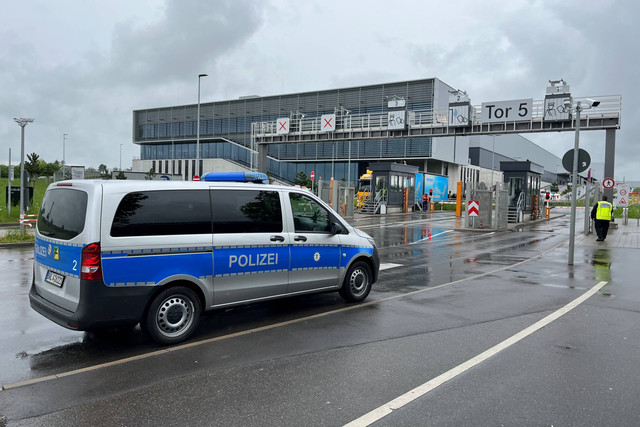 Kendaraan darurat polisi berdiri di pabrik Mercedes-Benz. Foto: Julian Rettig/via REUTERS