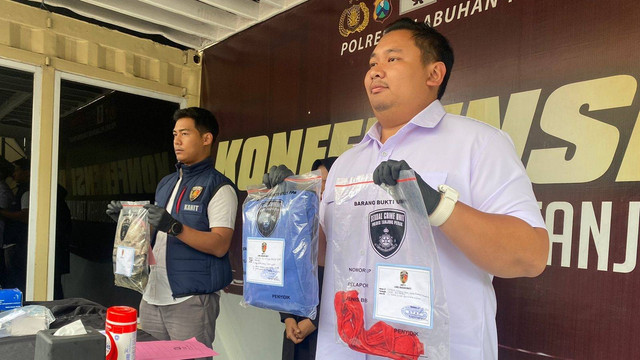 Kasat Reskrim Polres Pelabuhan Tanjung Perak Surabaya, AKP Arief Ryzki Wicaksana saat menyampaikan kasus pembunuhan di Gudang Peluru Kedung Cowek, Surabaya. Foto: Farusma Okta Verdian/kumparan