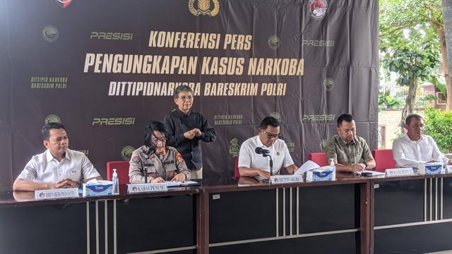 Jumpa pers pengungkapan peredaran narkoba jenis sabu cair di Bareskrim Polri, Kamis (11/5). Foto: Jonathan Devin/kumparan