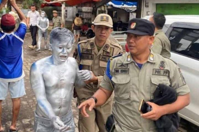 Satpol PP Jember mengamankan para manusia silver yang meresahkan warga untuk dibina. Foto: Dok. Istimewa