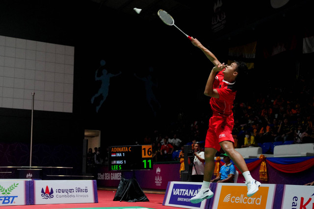 Tunggal putra Indonesia Christian Adinata saat menghadapi Malaysia pada partai final nomor beregu putra SEA Games 2023 di Morodok Techo Badminton Hall, Phnom Penh, Kamboja, Kamis (11/5/2023). Foto: Cindy Liu/REUTERS