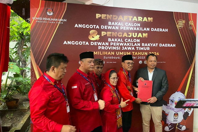 PDI Perjuangan mendaftarkan 120 bacaleg ke KPU Jatim, Kamis (11/5/2023). Foto: Farusma Okta Verdian/kumparan