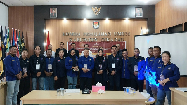 Foto bersama usai penyerahan dokumen pendaftaran bacaleg NasDem ke KPU Kabupaten Sekadau. Foto: Dina Mariana/Hi!Pontianak
