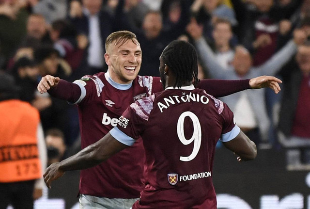 Michail Antonio dari West Ham United merayakan gol kedua mereka dengan Jarrod Bowen saat pertandingan Liga Konferensi Eropa di Stadion London, London, Inggris. Foto: Tony Obrien/Reuters