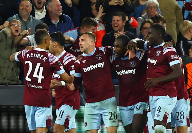 Michail Antonio dari West Ham United merayakan gol kedua mereka dengan rekan setimnya saat pertandingan Liga Konferensi Eropa di Stadion London, London, Inggris. Foto: Matthew Childs/Reuters