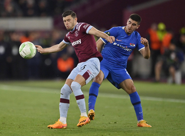 Aaron Cresswell dari West Ham United beraksi dengan Mayckel Lahdo dari AZ Alkmaar saat pertandingan Liga Konferensi Eropa di Stadion London, London, Inggris. Foto: Tony Obrien/Reuters