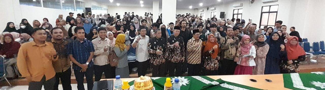Wamen RI Zainut Tauhid dan Dekan FISIP Berbalas Pantun di Unismuh Makassar