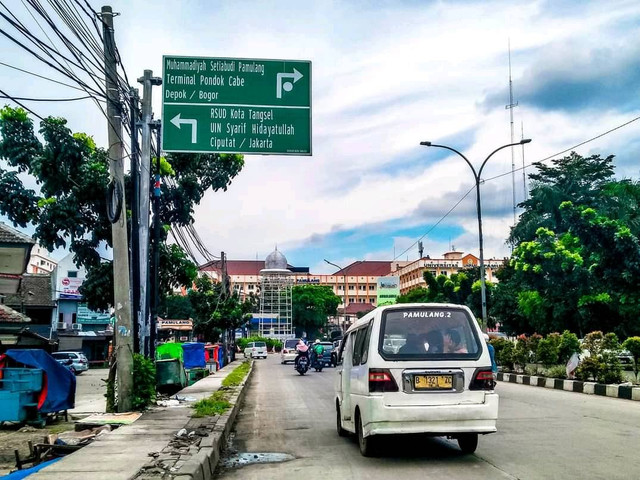 Pamulang dan Angkot yang masih beroperasi . Foto : Adi Febrian Valentino
