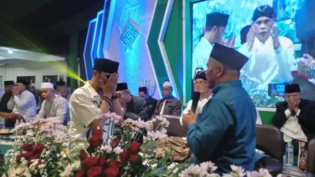 Ketua PWNU Jatim KH Marzuki Mustamar saat baiat NU Ustadz Hanan Attaki di Pesantren Sabilurrosyad Gasek, Malang, Kamis (11/05/2023). Foto: Moch Miftachur Rizki/NU