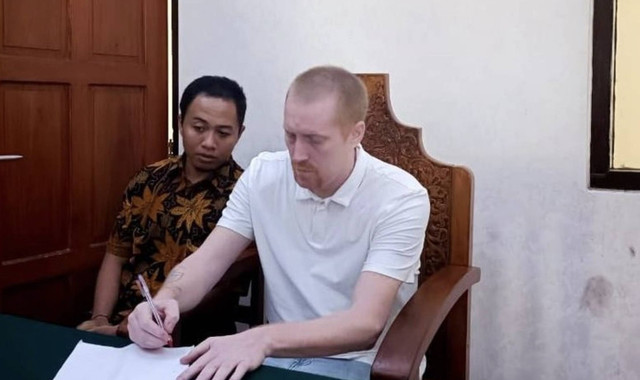 Stephen Michael Jamnitzy (kanan) yang memukul polisi sampai pingsan. Foto: Denita br Matondang/kumparan