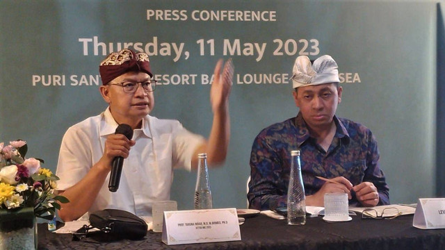 Ketua IMC 2023, Prof Taruna Ikrar bersama Levie Lantu dari Bacoma - IST