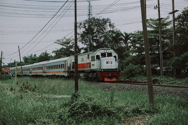 Ilustrasi cara melihat harga tiket kereta api di KAI Access. sumber: unsplash/muhammad arief