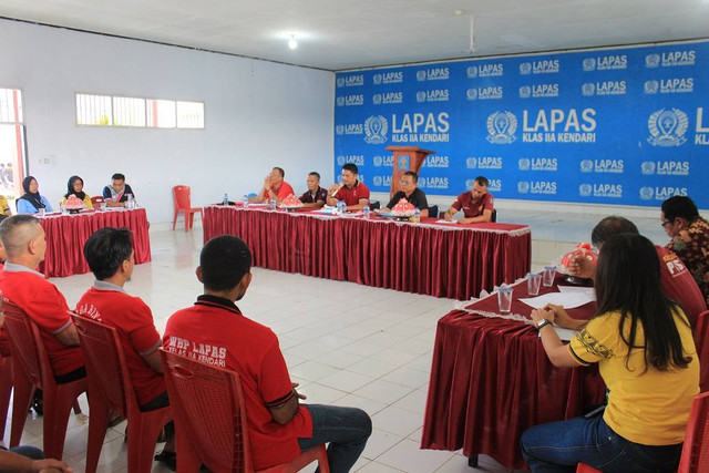 Kalapas Kendari beri arahan kepada narapidana, saat pelaksanaan Sidang Tim Pengamat Pemasyarakatan. Foto: Humas Lapas Kendari