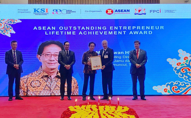 Direktur Marketing PT Industri Jamu dan Farmasi Sido Muncul, Tbk, Irwan Hidayat, menerima "ASEAN Outstanding Entrepreneur Lifetime Achievement Award", dalam acara The 2023 ASEAN Leadership & Partnership - Forum Dinner & Awards Ceremony yang berlangsung di Le Meridien, Jakarta pada Kamis (11/05). Foto: Sido Muncul