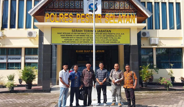 Pengurus Pimpinan Muhammadiyah Cabang Inderapura saat di Polres Pesisir Selatan. Foto: Dok. Istimewa