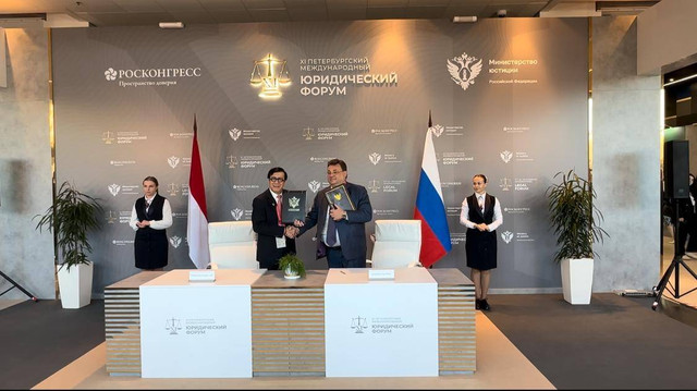 Menkum HAM, Yasonna H. Laoly, bersama Menteri Kehakiman Rusia, Konstantin Anatolievich Chuychenko, menandatangani Memorandum of Understanding kerja sama bidang hukum di Rusia. (Foto: Biro Humas Kemenkumham)