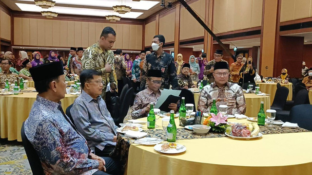 Menko Polhukam Mahfud MD, Wakil Presiden Republik Indonesia ke-10 dan ke-12 Jusuf Kalla dan Ketua Wantimpres Wiranto dalam acara Halal Bihalal ICMI dan Silaturahmi Tokoh Bangsa di Hotel Borobudur, Jakarta, Jumat (12/5). Dok:  Foto: Zamachsyari/kumparan