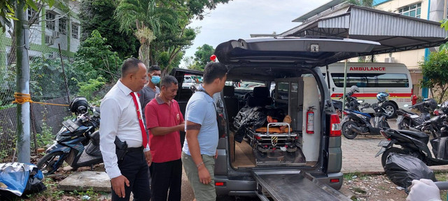 Petugas polisi saat mengevakuasi mayat pria yang tewas digebuki massa di Muba. (ist)