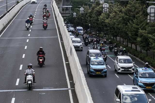 Sejumlah pengendara sepeda motor melintas di Jalan Layang Non Tol (JLNT) Casablanca, Jakarta, Jumat (12/5/2023). Foto: Fauzan/ANTARA FOTO