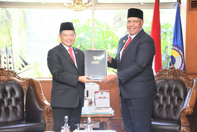 Mendagri Tito Karnavian menyerakan SK Keppres perpanjangan Komjen (Purn) Paulus Waterpauw sebagai Pj Gubernur Papua Barat di Kemendagri, Jumat (12/5). Foto: Kemendagri