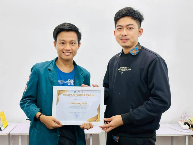 Penyerahan pelakat dari Ketua BEM Unila Chairul Soleh kepada CEO Lampung Geh Bery Decky Saputra. | Foto: Roza Hariqo/Lampung Geh