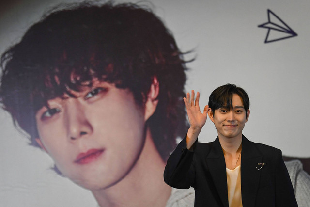 Aktor Korea Selatan, Kim Young Dae melambaikan tangan ke arah para wartawan dalam konferensi pers sebelum acara jumpa fansnya di Jakarta, Sabtu (13/5/2023). Foto: ANTARA FOTO/Aditya Pradana Putra