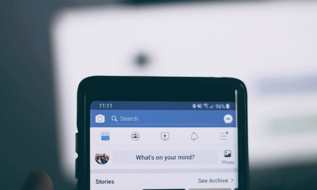 Cara Menonaktifkan FB Sementara. Foto: Unsplash/Joshua Hoehne