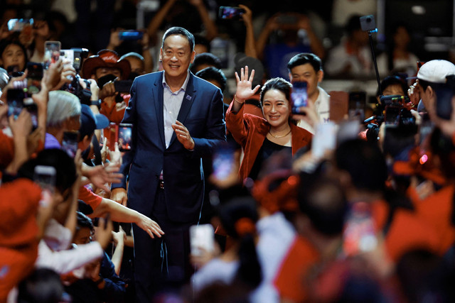  Srettha Thavisin menyapa pendukungnya di acara rapat umum besar menjelang pemilihan mendatang, di Bangkok, Thailand, 12 Mei 2023. Foto: Jorge Silva/Reuters