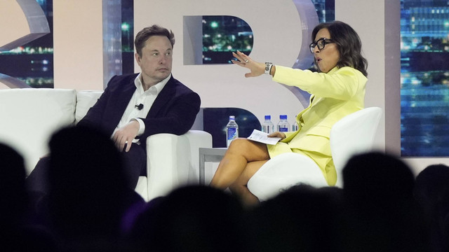 Elon Musk sedang berbicara dengan Linda Yaccarino. Foto: AP Photo/Rebecca Blackwell