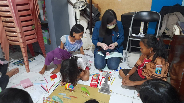 Kegiatan belajar arsitektur bersama anak-anak RW12.