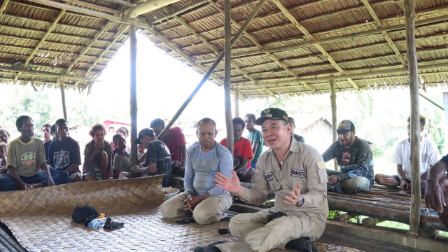 Bupati Kab. Kaimana Freddy Thie dan Wabup Hasbullah Furuada bersama masyarakat Mandiwa.