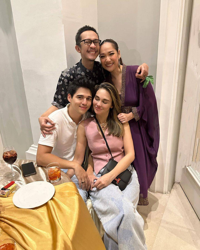 Momen mesra Luna Maya dan Maxime Bouttier. Foto: Instagram/@amingisback