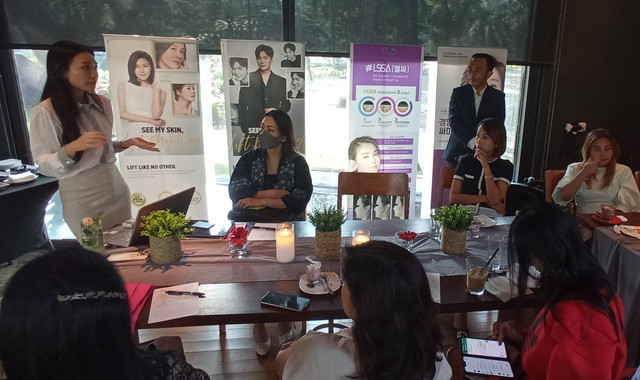 dr. Astrinita Lestari Suyata, Sp BP RE (kiri, berdiri) selaku Penanggung Jawab Nulook Clinic, dalam kunjungannya di Surabaya