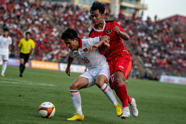 Pemain Timnas U-22 Indonesia Pratama Arhan Alif Rifai (kanan) mencoba merebut bola dari pesepak bola Vietnam Duc Phu Nguyen (kiri) pada pertandingan babak semifinal SEA Games 2023 di National Olympic Stadium, Phnom Penh, Kamboja, Sabtu (13/5/2023). Foto: Muhammad Adimaja/ANTARA FOTO