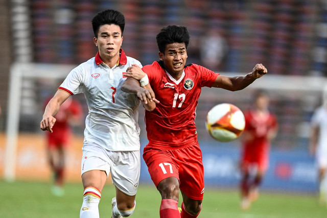 Pesepak bola Timnas U-22 Indonesia Irfan Jauhari (kanan) berebut bola dengan pesepak bola Vietnam Van Do Le pada pertandingan babak semifinal SEA Games 2023 di National Olympic Stadium, Phnom Penh, Kamboja, Sabtu (13/5/2023). Foto: Muhammad Adimaja/ANTARA FOTO