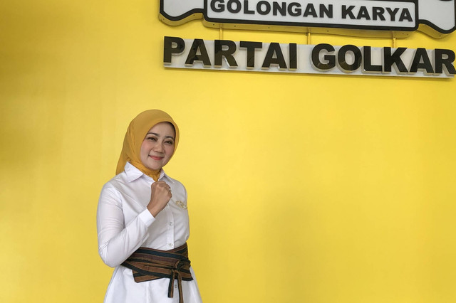 Istri Ridwan Kamil, Atalia Praratya, saat memberi dokumen untuk maju sebagai Bacaleg dari Partai Golkar, Sabtu (13/5/2023). Foto: Dok. Istimewa